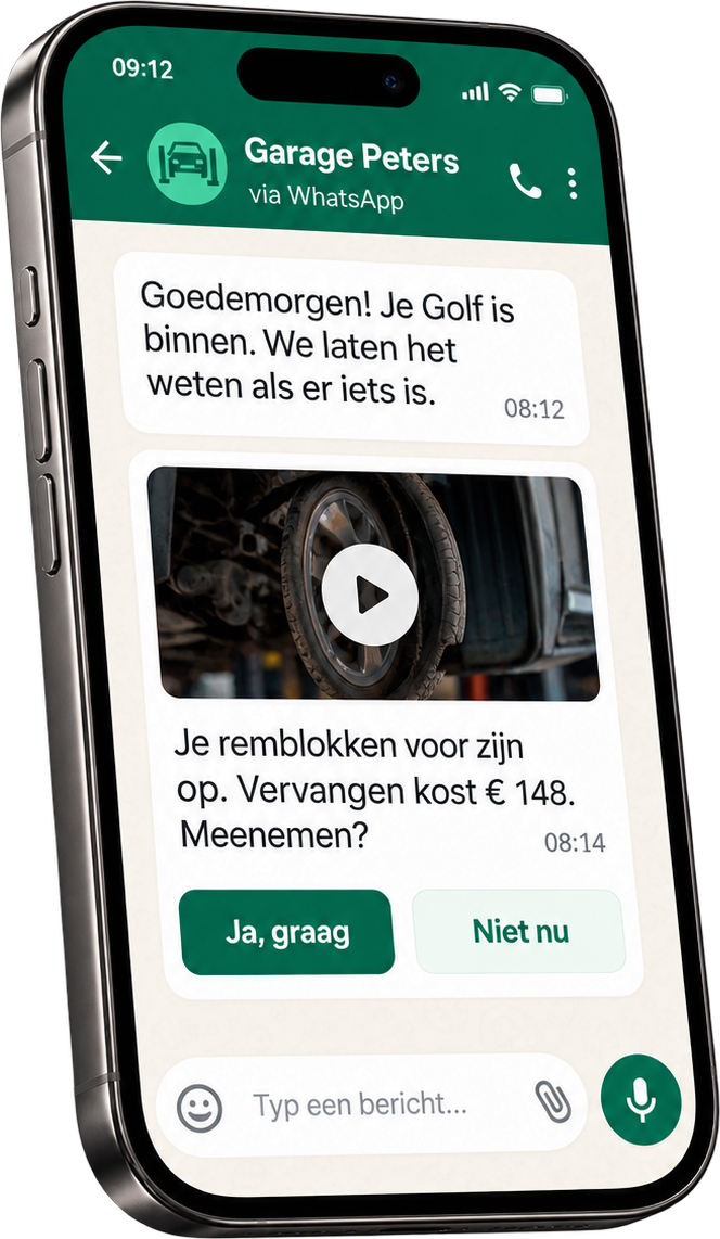 WhatsApp-gesprek op een telefoon waarin de klant meerwerk aan de remmen goedkeurt